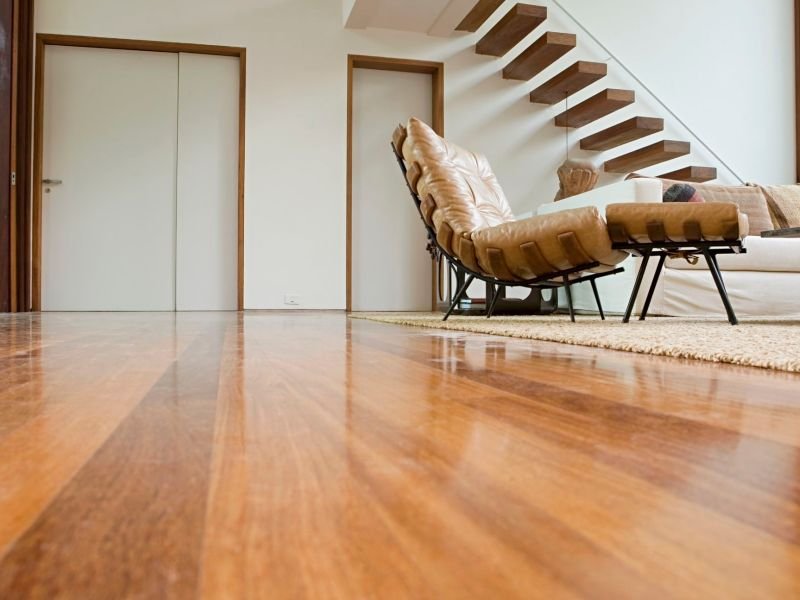 Piso laminado brillante