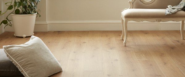 ¿Qué es el piso laminado melamínico y cómo está compuesto?